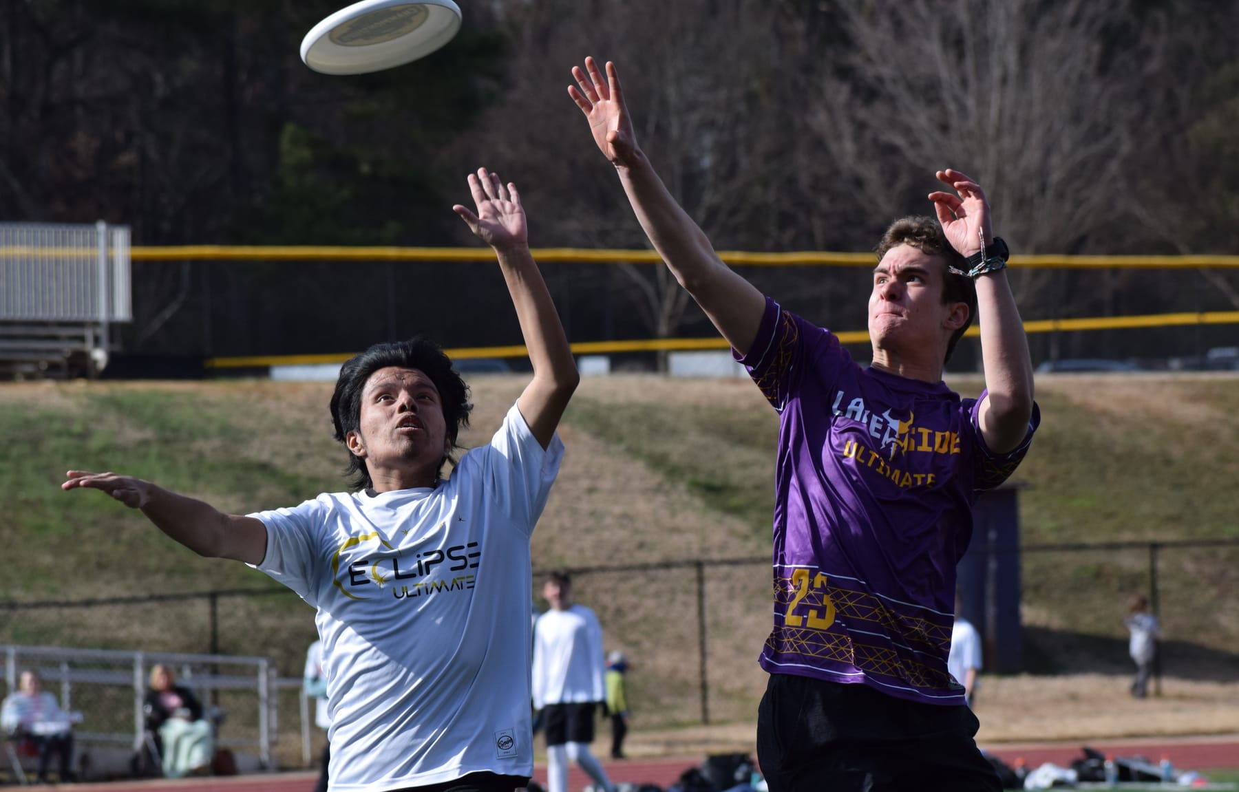 Eclipse players going up for a disc